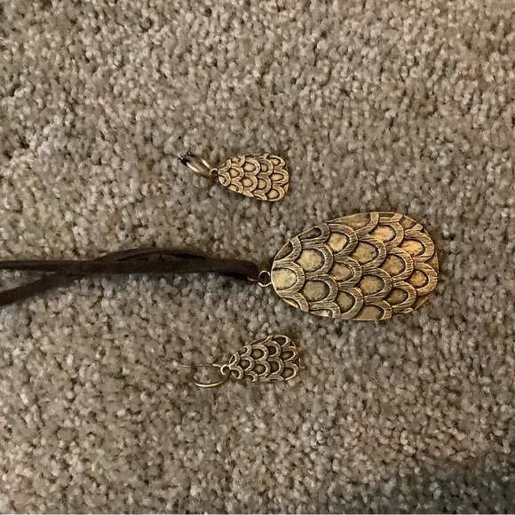 Like New Lucky Brand Gold w/ Rust Stone Set: Necklace, Earrings & Bracelet - Picture 8 of 8